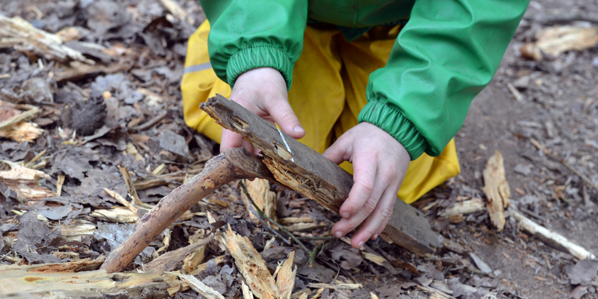 Kinderhände bearbeiten Holz